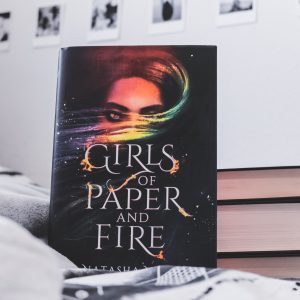 Foto del libro Girls of Paper and Fire de la edición de FairyLoot